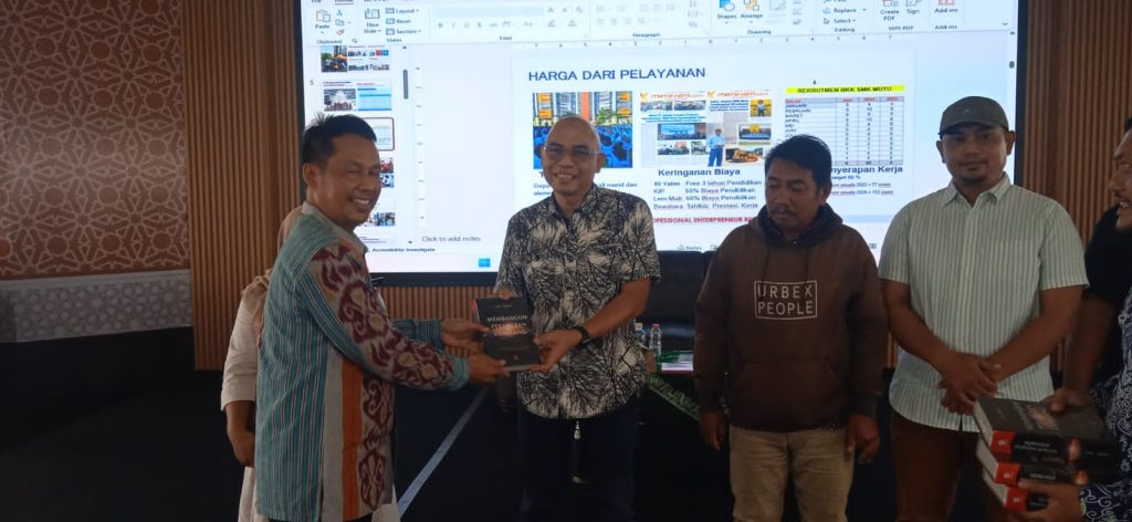 Kepala Sekolah Memberikan Kenang Kenangan Buku Kepada Peserta